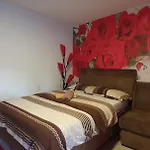 Sweet Near Old Town Apartman